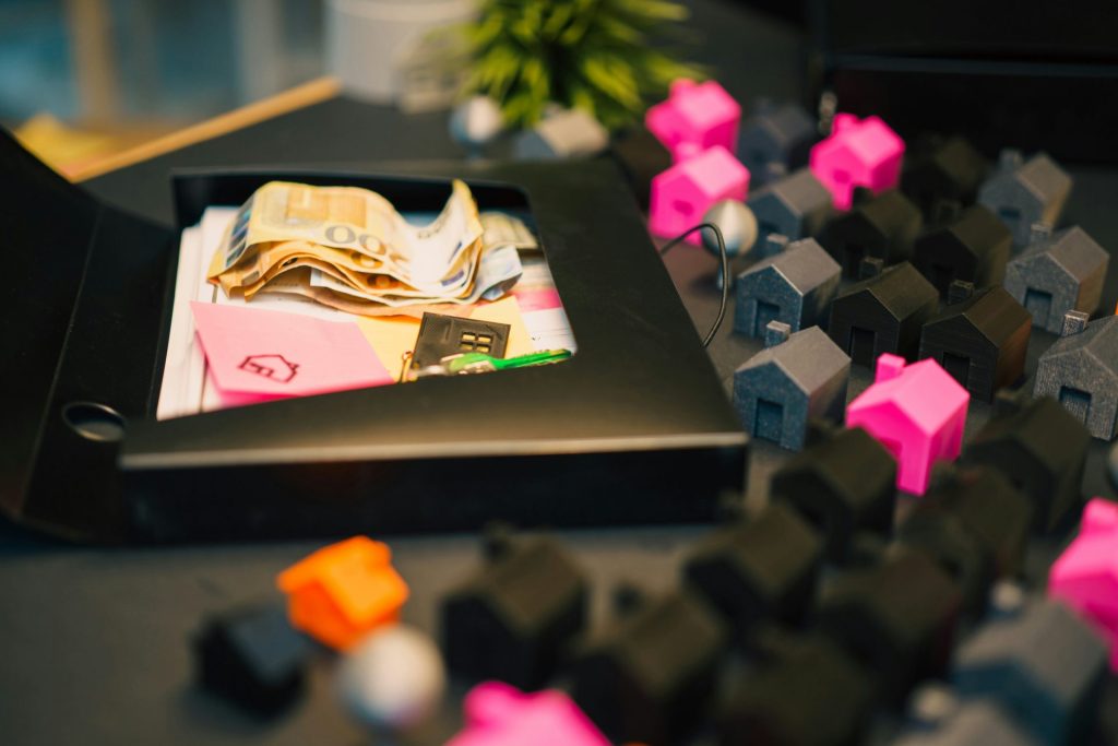 Häuser und Geld stellen ein Finanzkonzept dar.